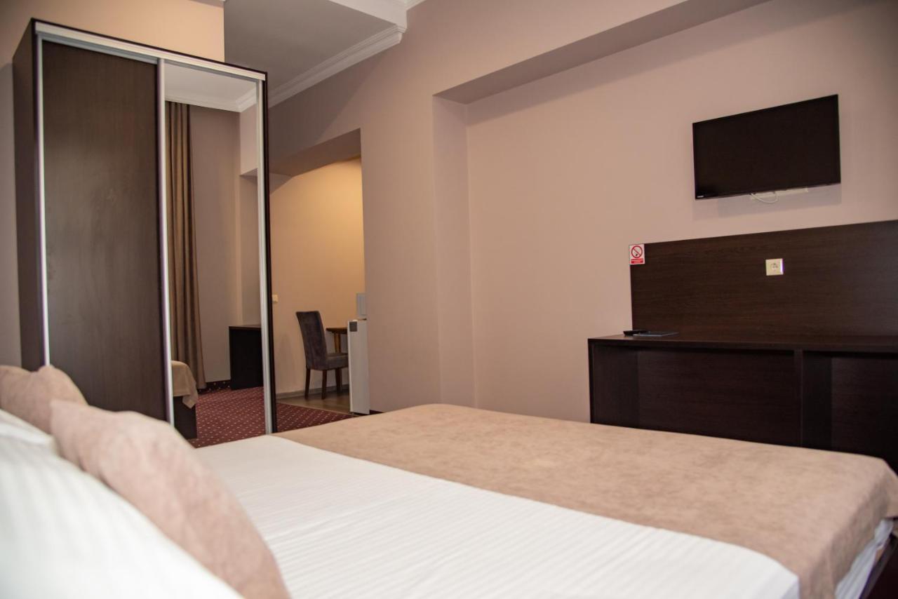 T&S Apart-Hotel TTchernivtsi Extérieur photo