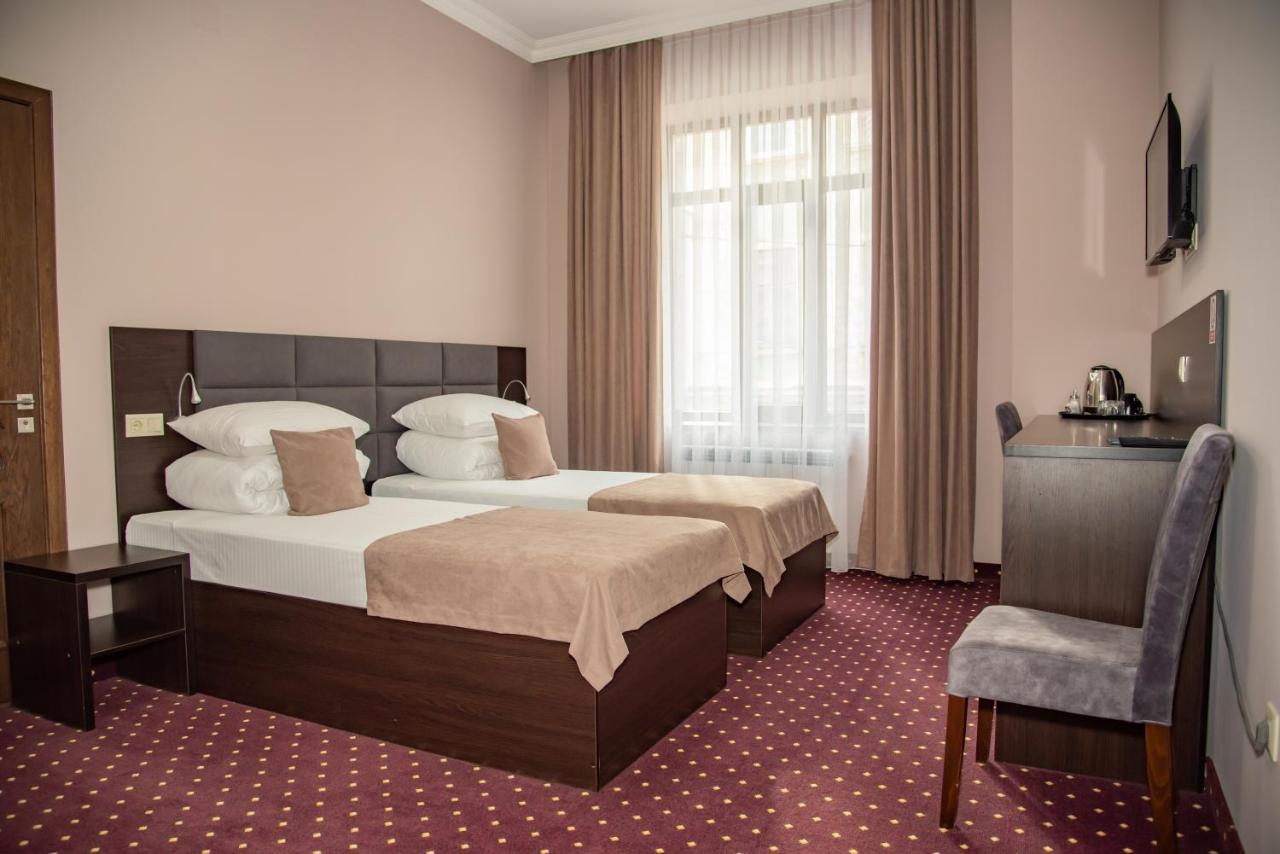 T&S Apart-Hotel TTchernivtsi Extérieur photo