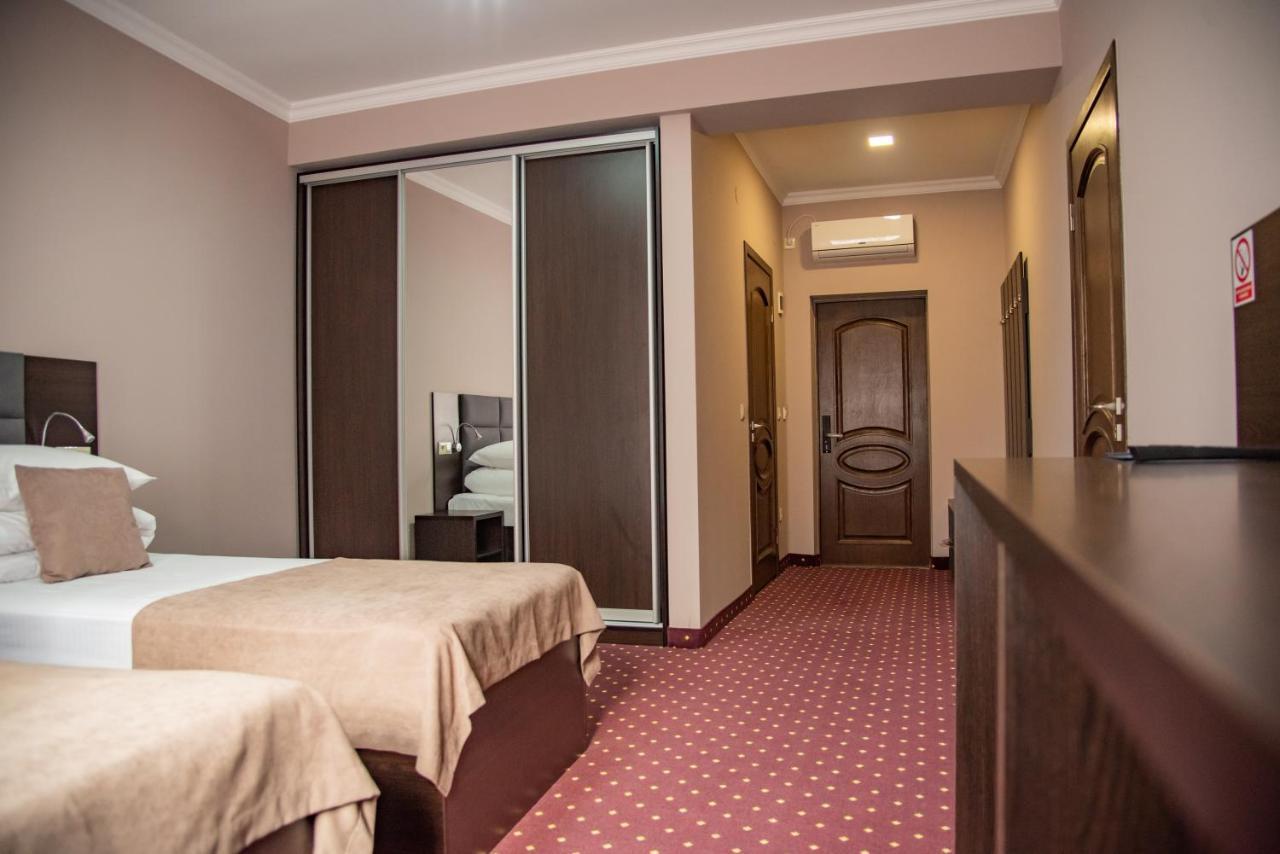 T&S Apart-Hotel TTchernivtsi Extérieur photo