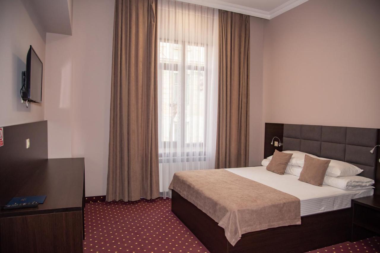 T&S Apart-Hotel TTchernivtsi Extérieur photo
