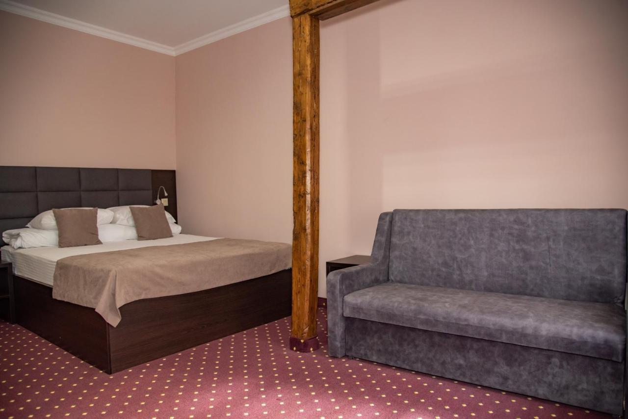 T&S Apart-Hotel TTchernivtsi Extérieur photo