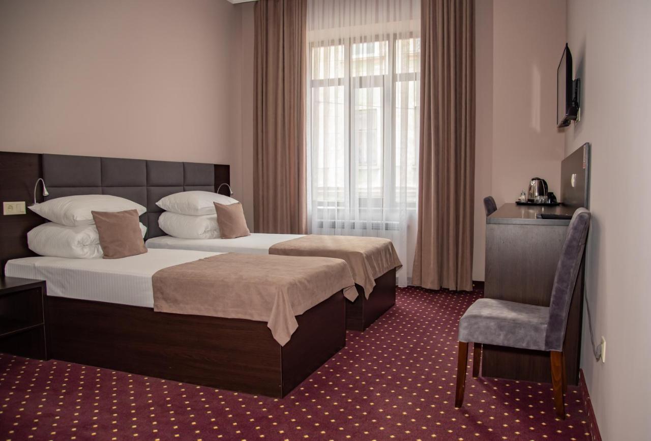T&S Apart-Hotel TTchernivtsi Extérieur photo