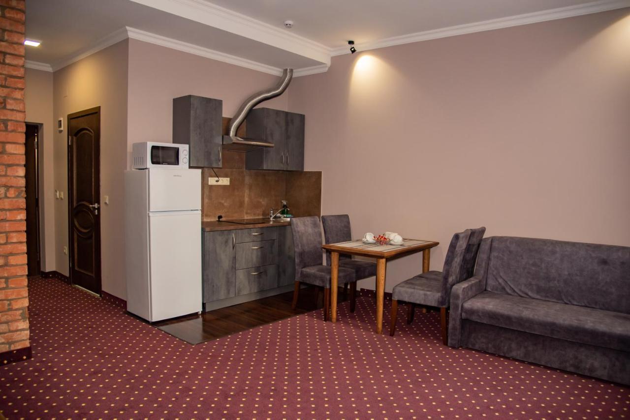 T&S Apart-Hotel TTchernivtsi Extérieur photo