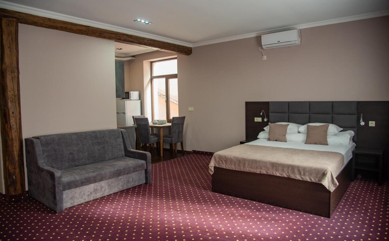 T&S Apart-Hotel TTchernivtsi Extérieur photo