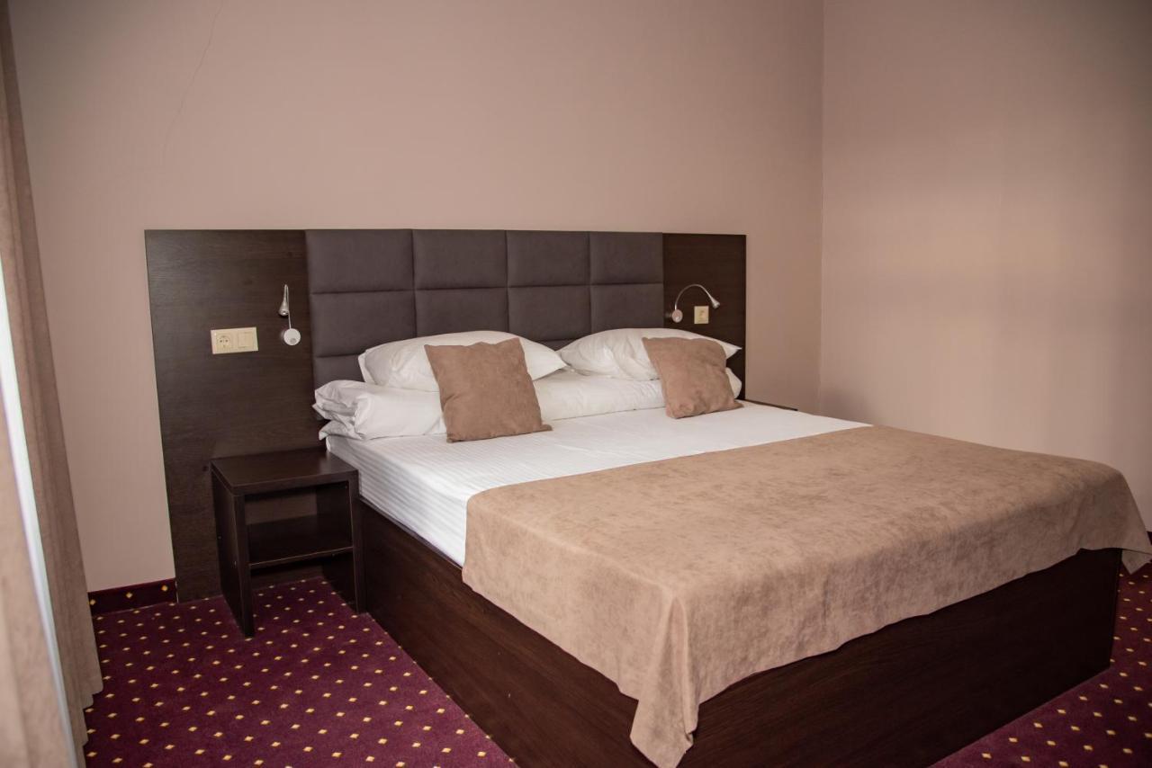 T&S Apart-Hotel TTchernivtsi Extérieur photo