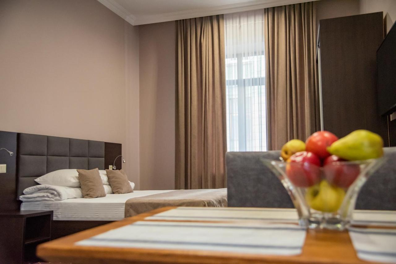 T&S Apart-Hotel TTchernivtsi Extérieur photo