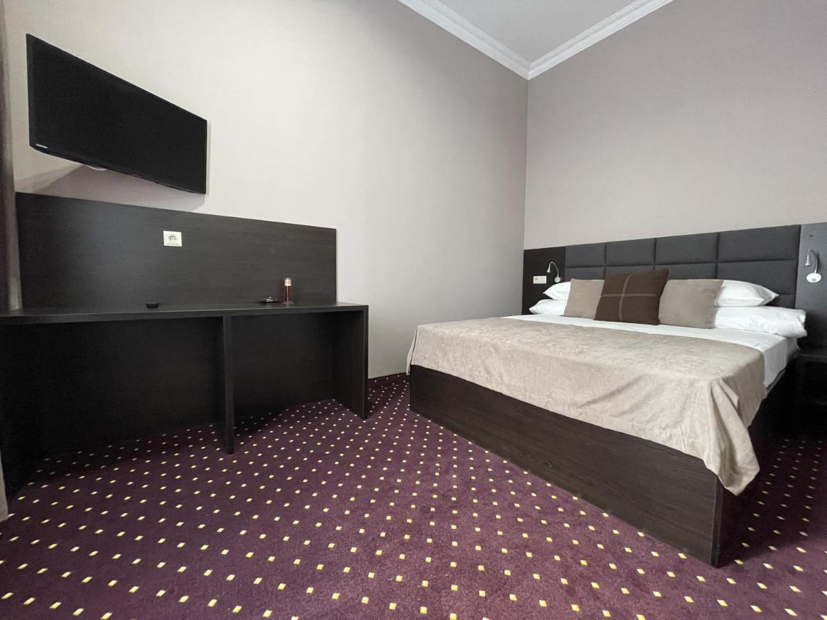 T&S Apart-Hotel TTchernivtsi Extérieur photo