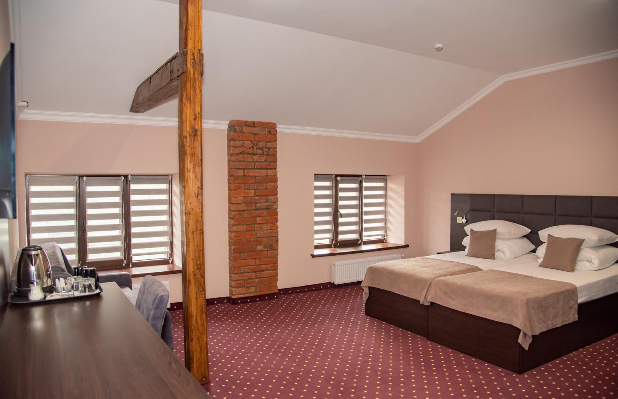 T&S Apart-Hotel TTchernivtsi Extérieur photo