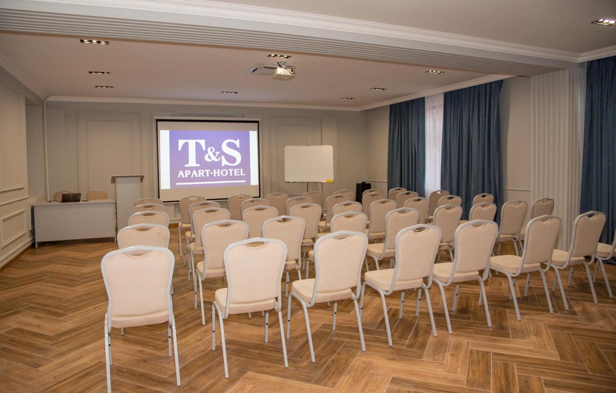 T&S Apart-Hotel TTchernivtsi Extérieur photo